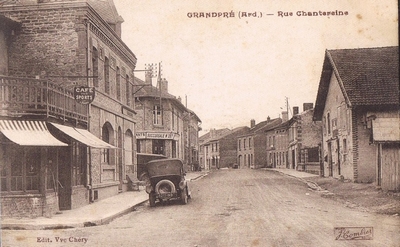 La Rue Chantereine de Grandpré sur une carte postale ancienne