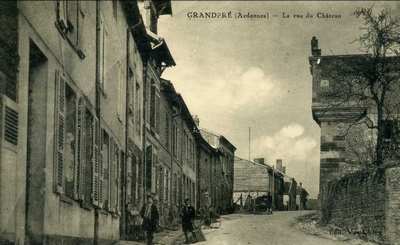 La rue du Château à Grandpré sur une carte postale ancienne