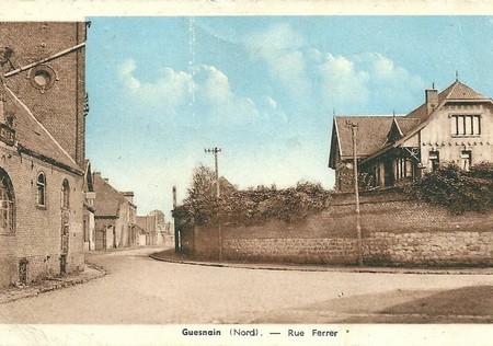 La rue Ferrer à Guesnain sur une carte postale ancienne