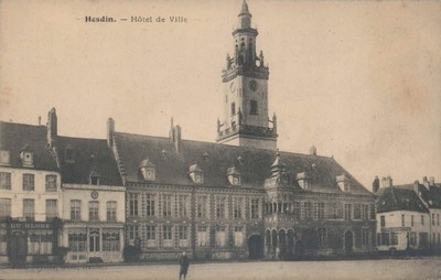 hotel de ville de Hesdin sur une carte postale ancienne
