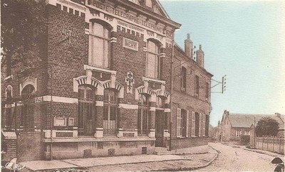 le bureau de poste d'Inchy sur une carte postale ancienne