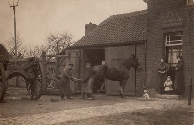 Le débit de boissons et maréchalerie Cornu-Blary sur une carte postale ancienne