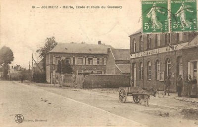 L'école des garçons et la mairie de Jolimetz sur une carte postale ancienne
