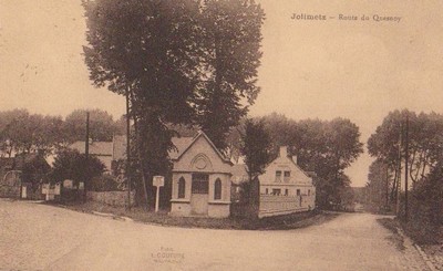 La route du Quesnoy à Jolimetz sur une carte postale ancienne