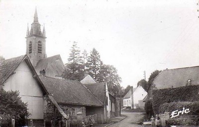 L'église de Sebourg sur une carte postale ancienne