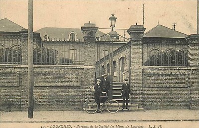 Le bureau des mines de Lourches sur une carte postale ancienne