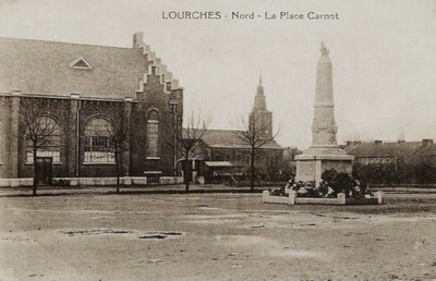 la place Carnot de Lourches sur une carte postale ancienne