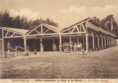 La plaine communale de jeux de Marcinelle sur une carte postale ancienne