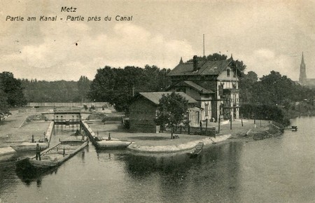 Le canal près de Metz sur une carte postale ancienne