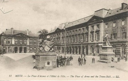 La place d'Armes de Metz sur une carte postale ancienne
