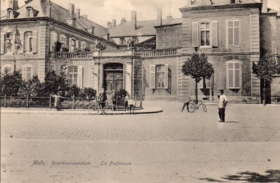 La préfécture de Metz sur une carte postale ancienne