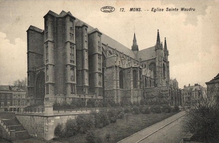 La Collégiale Sainte-Waudru de Mons sur une carte postale ancienne