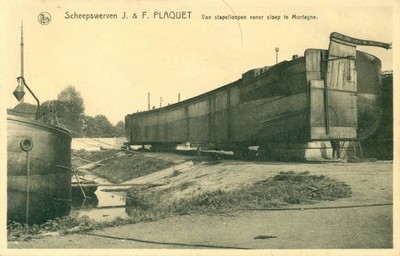 les chantiers navals de Mortagne-du-Nord sur une carte postale ancienne