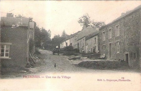 une rue de Patignies sur une carte postale ancienne