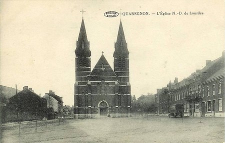 L'église Notre-Dame de Lourdes à Quaregnon sur une carte postale ancienne