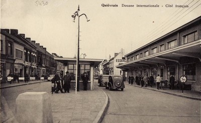 la douane internationale de Quiévrain sur une carte postale ancienne, vue du côté français