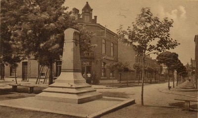 Le monument en l'honneur de Jules Pitot sur une carte postale ancienne de Quiévrain