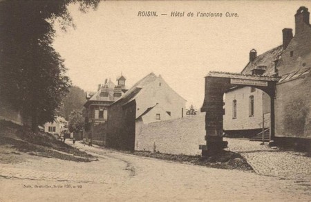L'hôtel de l'ancienne cure à Roisin sur une carte postale ancienne