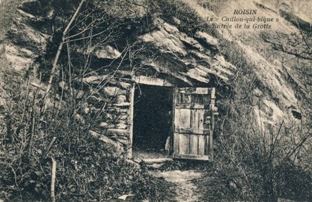 L'entrée de la grotte du Caillou qui Bique à Roisin sur une carte postale ancienne