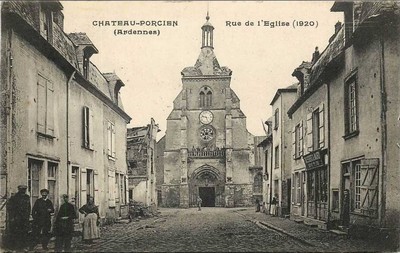 carte postale ancienne qui represente la rue de l'église de Château-Porcien dans les ardennes vers 1920