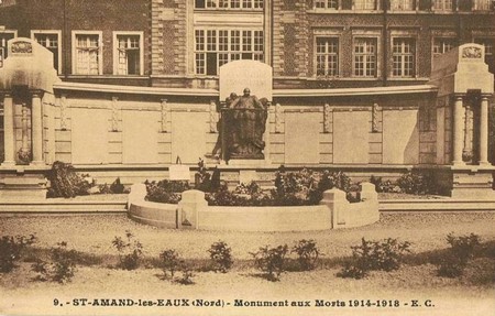 Le monument aux morts sur une carte postale ancienne