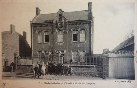 L'école des garçons de Saint-Aubert sur une carte postale ancienne