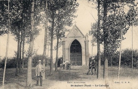 Le Calvaire de Saint-Aubert sur une carte postale ancienne
