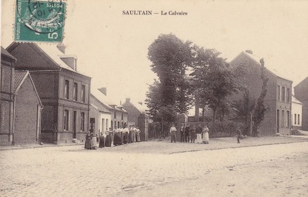 Le calvaire de Saultain sur une carte postale ancienne