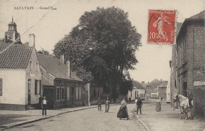La grand'rue de Saultain sur une carte postale ancienne