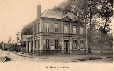 La mairie de Saultain sur une carte postale ancienne