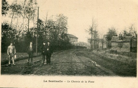 Le chemin de la fosse de La Sentinelle sur une carte postale ancienne