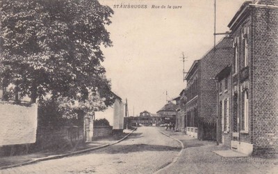 La rue de la gare à Stambruges sur une carte postale ancienne