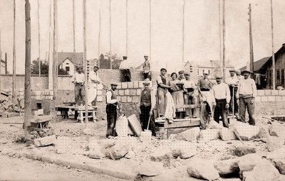 carte postale ancienne de betheniville (marne) qui représente un groupe d'homme en train de reconstruire le goulet turpin sans aucun doute aprés la première guerre mondiale