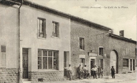 le café de la place à Villers-Guislain sur une carte postale ancienne