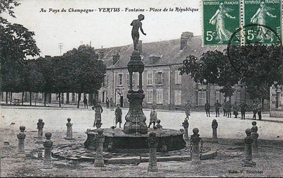 la place de la République de Vertus sur une carte postale ancienne