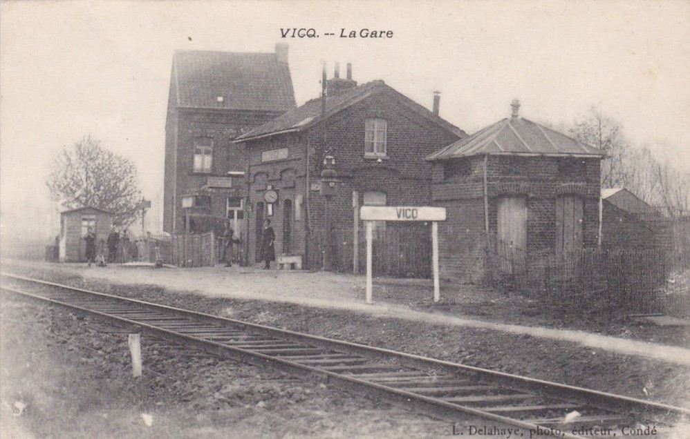 La rue de la gare à Vicq sur une carte postale ancienne