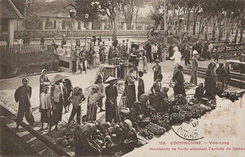 Des marchands de fruits à Vinh-Long sur une carte postale ancienne