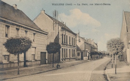 La poste et la rue Marcel Danna à Wallers sur une carte postale ancienne