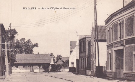 La rue de l'église et le monument aux morts de Wallers sur une carte postale ancienne