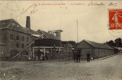 la sucrerie et la distillerie de Wargnies-le-Grand sur une carte postale ancienne