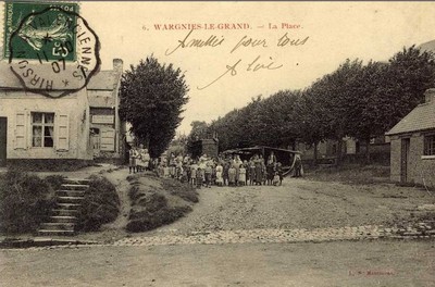 la place de Wargnies-le-Grand sur une carte postale anciennes