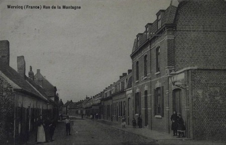 La rue de la Montagne à Wervicq-Sud sur une carte postale ancienne