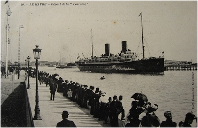 Le départ du paquebot La Lorraine au Havre sur une carte postale ancienne