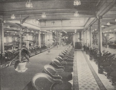 Une salle à manger des premières classes à bord du Paquebot La Savoie